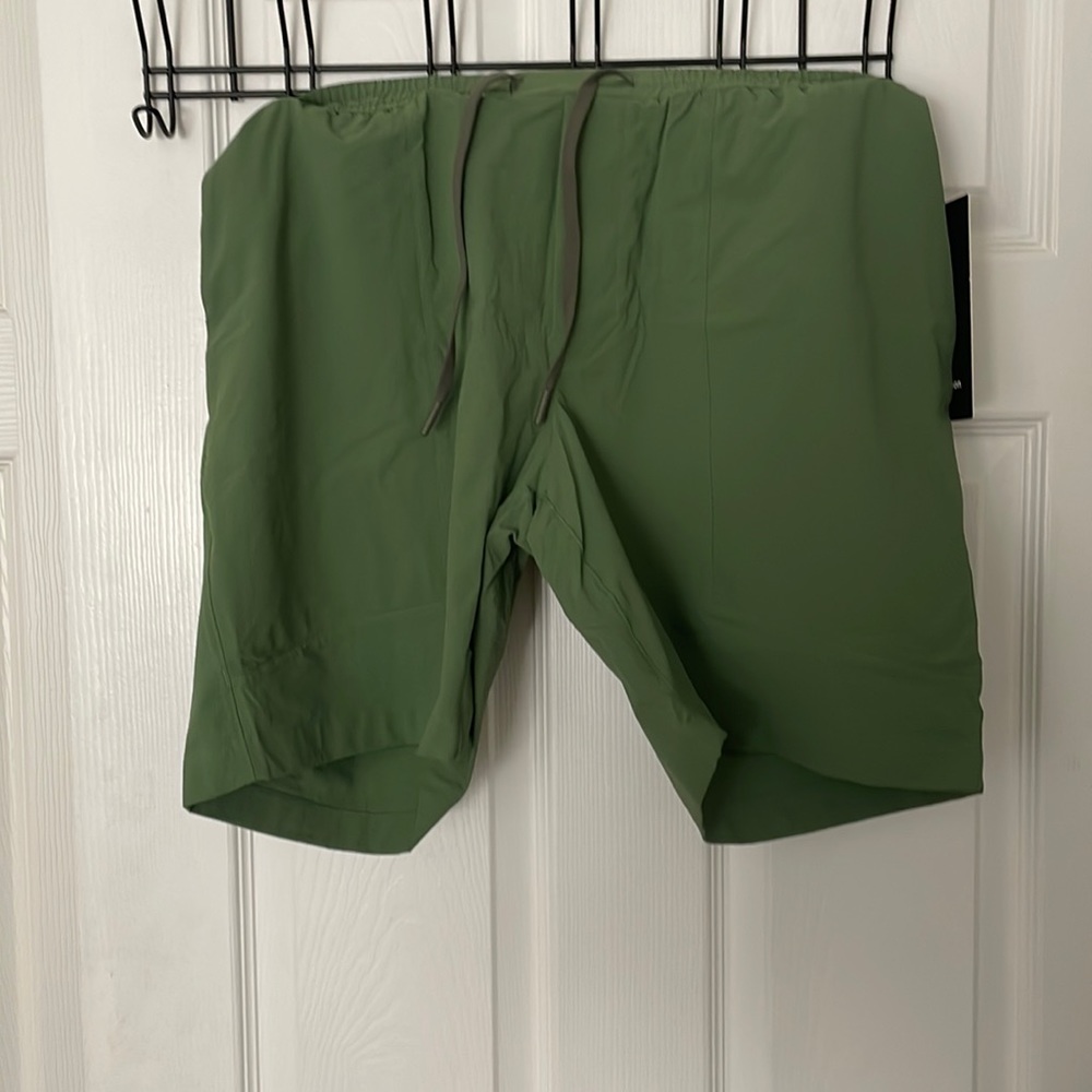 XL Lululemon bowline short 8” never worn